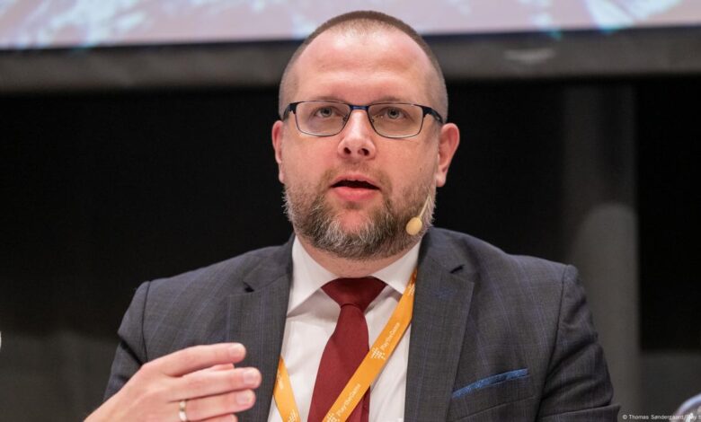 Dissident Belarusian sports official thought to be in Russia – DW ...