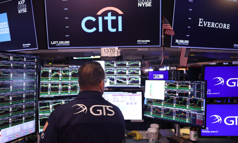 S&P 500 closes at a record, Dow jumps 400 points as Trump pushes ...