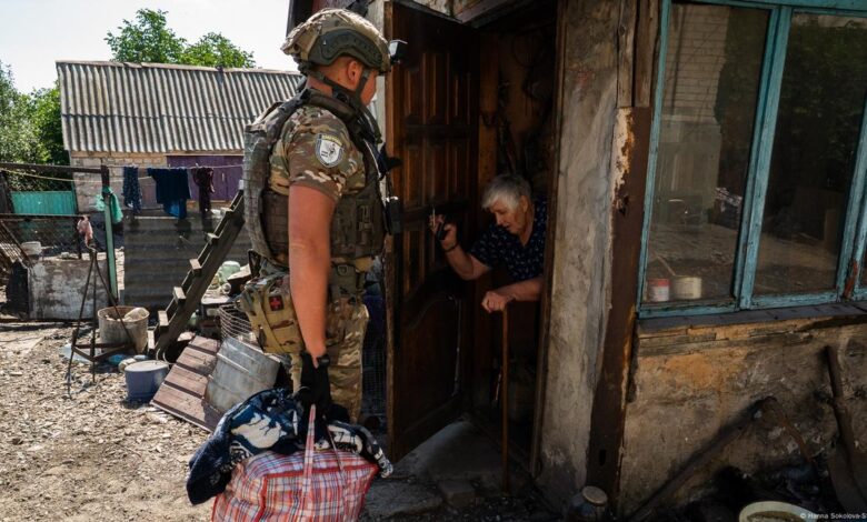 I didn't want to leave': Fleeing Russia's advance in Donbas – DW ...