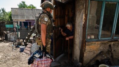 I didn't want to leave': Fleeing Russia's advance in Donbas – DW ...