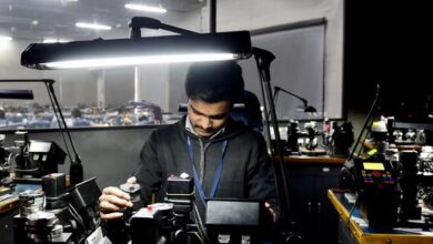 Indian workers fear economic downturn under Trump's tariffs – DW ...