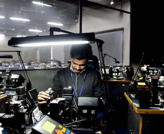 Indian workers fear economic downturn under Trump's tariffs – DW ...