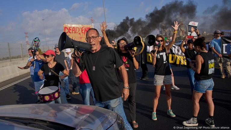 Israeli government unmoved by mass street protests