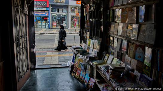 Kashmir: Police raid shops after India-imposed book ban – DW – 08 ...