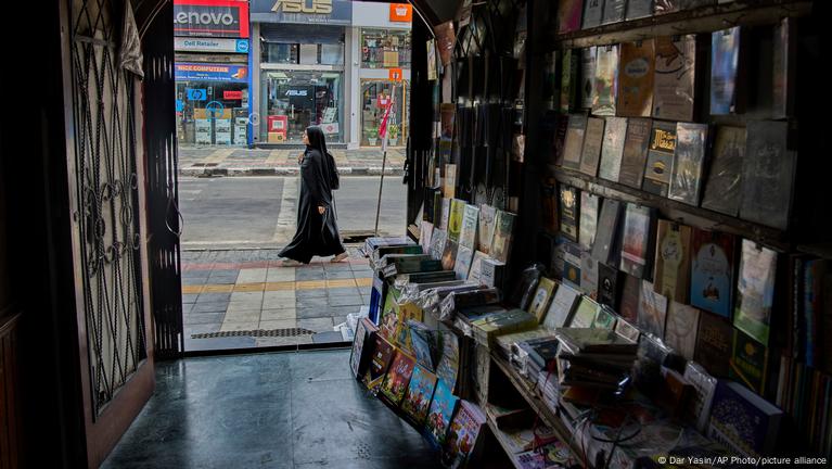 Kashmir: Police raids shops after India-imposed book ban – DW – 08 ...
