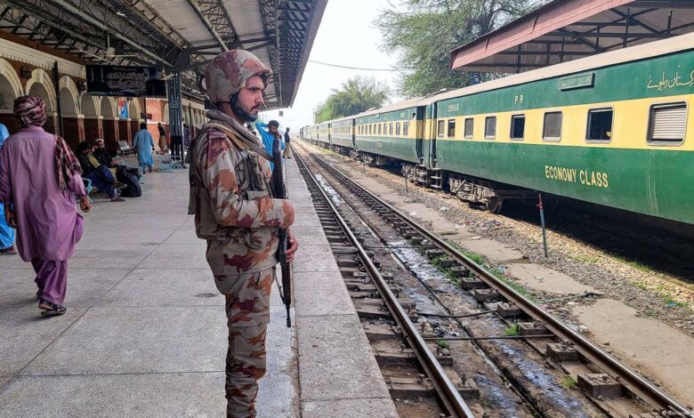 Pakistan: 33 militants killed near Afghan border – DW – 08/08/2025