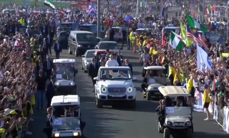 Pope Leo gets rock star welcome at youth festival in Rome - CBS News