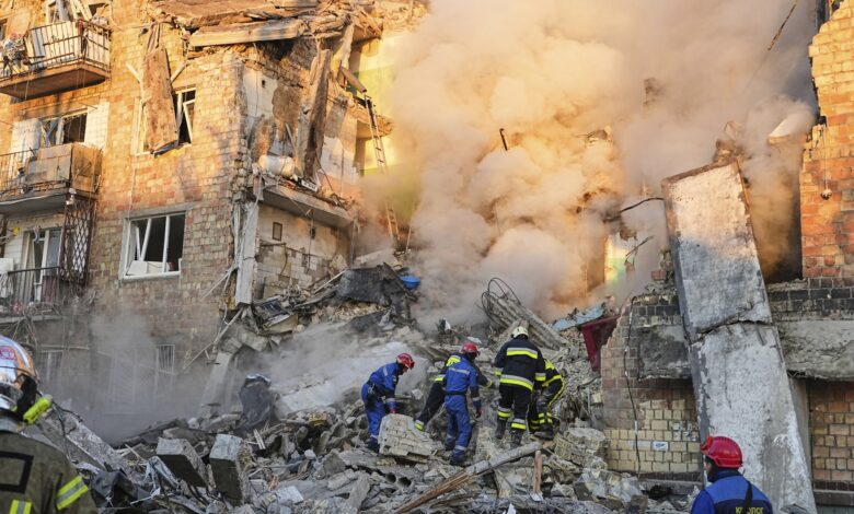 A major Russian attack on Kyiv kills 18 people and damages ...