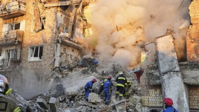 A major Russian attack on Kyiv kills 21 people and damages ...
