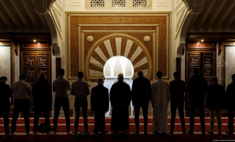 Spain ombudsman probes town's ban on Muslim celebrations – DW – 08 ...