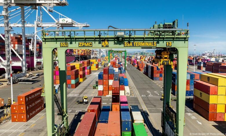 Trump tariffs: New levies hit EU, Japan, South Korea – DW – 08/07/2025