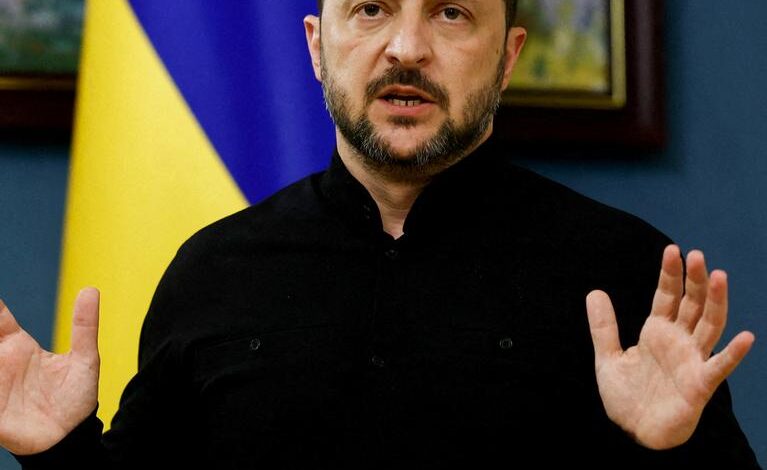 Ukraine updates: Zelenskyy vows to cede no land to Russia – DW ...