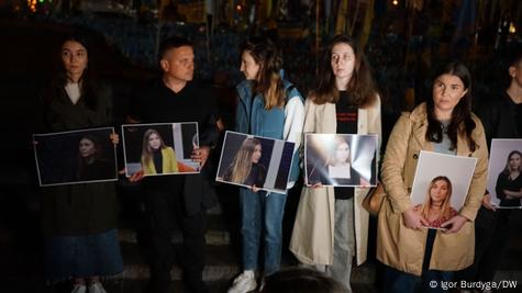 Ukrainian war correspondent Roshchyna buried in Kyiv – DW – 08/08/2025