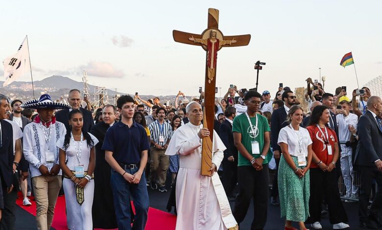 Pope greeted by vast crowd at Catholic youth event