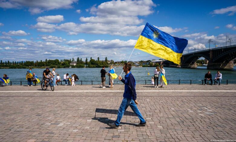 Will young Ukrainians return with borders open again? – DW – 08/30 ...