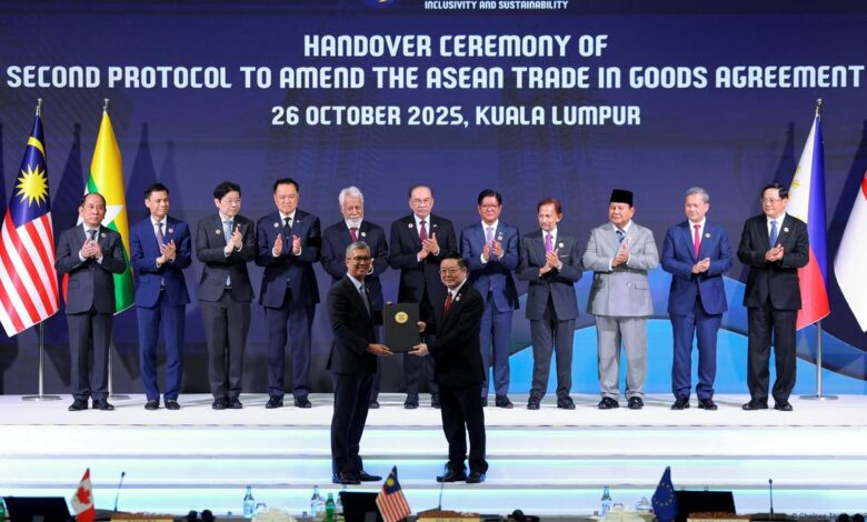 ASEAN Summit: Stocks buoyed by potential of US-China deal – DW ...