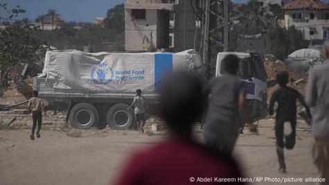 Israel allows aid into Gaza after more hostages return – DW – 10 ...