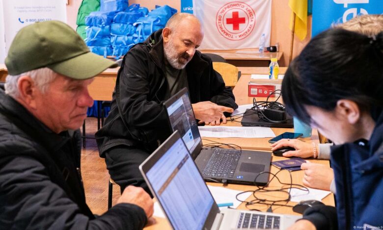 Ukraine: Residents flee Kupiansk as Russia pushes offensive – DW ...