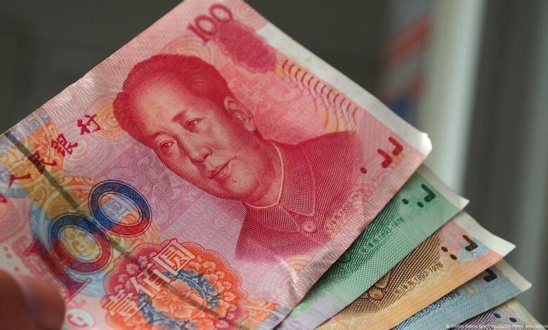 Yuan topples dollar in China's trade, but hits speed bumps – DW ...